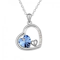 Détail du collier coeur en argent avec cristal bleu et petites pierres pavées - Bleu clair