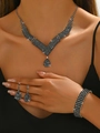 Nahaufnahme eines luxuriösen Braut-Schmucksets mit schwarzer Kristallhalskette und Armband - Silberschwarzer Stil (582+4 Reihiges Elastisches Armband Silberschwarz)