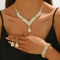 Luxuriöses Brautschmuck-Set in Gold mit V-Halskette und glitzernden Tropfenohrringen - Gold Halskette Armband und Ohrringe