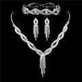 Detailweergave van zilveren bruidssieradenset met sprankelende strass-steentjes en lange kwastjes - Kwastjes Ketting, Armband & Hangende Oorbellen Set (733+ Armband)