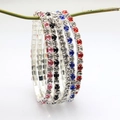 Elastische choker halskettingen met strass in vijf kleuren op een displaystand - Enkelrijige Muntenarmband / Saffierblauw