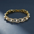 Elegantes goldenes Perlenarmband mit funkelnden Strasssteinen auf blauem Grund - Gold Perle Stil (791)