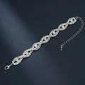 Details des silbernen Infinity-Armbands mit Pavé-Diamanten und Karabinerverschluss - Überkreuz Geflochtener Stil (746)