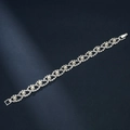Nahaufnahme des silbernen Armbands mit zentralen Perlen und funkelnden Kristallbesätzen - Silber Perle Stil (791)