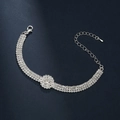 Détail du bracelet argenté orné d'une fleur en strass et d'un fermoir mousqueton réglable - Style Floral Marguerite (G0025)