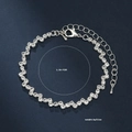Detail van een zilveren kristalarmband met golfketting en een stevige karabijnsluiting - Zilveren Strass Armband (Ketting Oorbellen Armband)