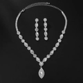 Elegante set di collana e orecchini color argento con cristalli scintillanti e brillanti - Combo Strass Marquise (G0181)