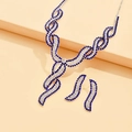 Detail eines Brautschmuck-Sets mit blauen und klaren Strasssteinen und Anhänger - Blau