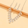 Detailansicht des silbernen Brautschmuck-Sets mit schimmernden Tropfenkristallen - Weißes Zweiteiliges Set