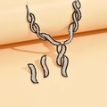 Elegante ketting- en oorbellen set met golfpatroon en zwart-witte strass steentjes - Zwart-wit Tweedelig Set
