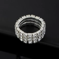 Detailansicht eines dreireihigen Strass-Stretchrings mit silberner Legierung - Dreireihiger Stil (426)