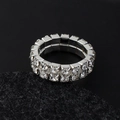 Makroaufnahme der zweireihigen Strass-Stretch-Ring mit silberner Basis und Kristallen - Zweireihiger Stil