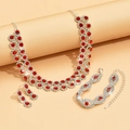 Dettaglio di set gioielli argento con gemme rosse e cristalli su sfondo caldo - Collana Orecchini Bracciale (Set Argento Rosso)