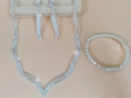 Vista dettagliata del set gioielli in strass argento con collana a V e orecchini a frangia - Collana Orecchini Bracciale (Stile Bottone) / Argento