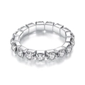 Klassischer silberner Eternity-Ring mit mehreren Reihen funkelnder Kristalle im Rundschliff - Einreihiger Stil