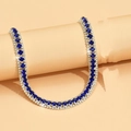 Elegante silberne Halskette mit blauen Saphiren und funkelnden Strass-Seitensteinen - Blau