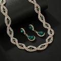 Gevlochten gouden ketting en oorbellen set met groene edelstenen en witte strass - Stijl 778 Goud Groen (Ketting Oorbellen)
