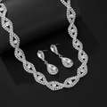 Funkelndes silberfarbenes Set aus gewebter Strasskette und Tropfenohrringen für die Braut - Stil 778 Weiß (Halskette Ohrringe)
