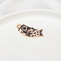 Makroansicht des vergoldeten Fisch-Anhängers mit feinen Emaille-Schuppentexturen - 12*34mm / Schwarz