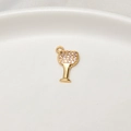 Dettaglio del ciondolo a forma di calice d'oro con zirconi rosa e finitura lucida - Wine Glass