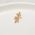 Detail van gouden bloemconnector met zirkonia steentjes voor DIY-sieraden maken - Bloemenhanger