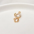 Macrodetail van een vergulde kattenhanger met zirkonia voor het maken van DIY-sieraden - Kat