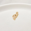 Dettaglio del ciondolo a forma di piede con micro-zirconi dorati per creazione gioielli - Impronta