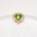 Detail van hartvormige hanger met gouden kanten rand en groene imitatie toermalijnsteen - Geel-Groen Gradiënt