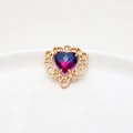 Macro-opname van een gouden hartvormige hanger met paarse edelsteen en kanten rand - Donkerblauw Verloop