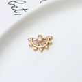 Detail van waaiervormige gouden hanger met zirkonia op een wit keramisch dienblad - Waaier Zonnestraal Stijl (05#)