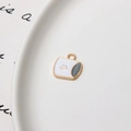 Macro-detail van een minimalistische emaille hanger met een zwart smiley-gezicht - Melkbeker