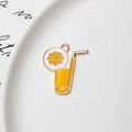 Detailopname van een goudkleurige sapglas bedel met geel emaille voor DIY-sieraden - Sap
