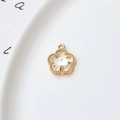 Détail d'un pendentif fleur de 12mm plaqué or avec un centre en cristal facetté - Blanc