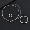 Elegante zilveren bruidssieraden set met hartjesarmband en druppelvormige strass ketting - Glinsterende zilverkleurige ketting, armband en oorbellen set (3-delig)
