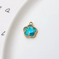 Détail d'un pendentif fleur à cinq pétales plaqué or avec pierre bleue pour bijoux - Bleu lac