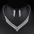 Set gioielli argento con strass bianchi e perle per matrimoni e occasioni di festa - Collana a V Orecchini (02)