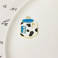 Vue macro d'un pendentif en alliage de brique de lait avec motifs de vache pour bijoux DIY - Bidon de Lait Motif Vache