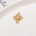 Dettaglio macro del ciondolo a quadrifoglio dorato con zirconi e bordo perlato - Ciondolo Connettore Quadrifoglio (05#)