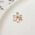 Goldener fünfblättriger Blumenanhänger mit klaren Zirkonia-Steinen für Schmuck - Fünfblättrige Blütenform / 01# Weiß
