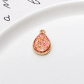 Goldener Tropfenanhänger mit buntem Glitzer in Rosa und Gelb für DIY-Schmuck - Rot