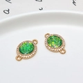 Connecteurs ovales dorés avec opale verte synthétique et bordure en zircons blancs - Vert