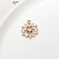 Exquise gouden bloem hanger met witte zirkonia steentjes en ringvormige haak - Stralende Bloemvorm (01#)
