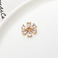 Gouden bloem hanger met zirkonia stenen en een centraal gat voor DIY sieraden maken - Zesbladige Bloem Zirkonia (07#)