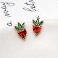 Pendientes de zanahoria con circonita de corazón rojo y hojas verdes con acabado dorado - Estilo Zanahoria