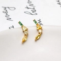 Exquisitos pendientes de zanahoria en oro de 18K con cristales de circonita de colores - Estilo Plátano