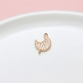 Colgante conector de luna dorada con circonitas para la fabricación de joyas artesanales - Estilo de Luna Creciente Doble Anillo (LF2608-03) / Precio para Mínimo 10 Piezas