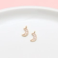 Colgante de luna dorada con circonitas brillantes para creación de joyas DIY - Estilo Pequeña Luna Creciente Pavé (LF2608-04) / Precio para Mínimo 10 Piezas