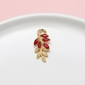 Ciondolo a foglia dorata con zirconi rossi marquise e dettagli di piccoli diamanti - Stile Ramo di Foglia Rossa (LF2607)