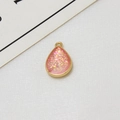 Detail von rosa tropfenförmigem Opal-Anhänger mit Goldrahmen für DIY-Schmuckherstellung - Rosa