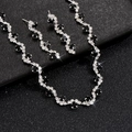 Macro-opname van zilveren sieradenset met golfpatronen, zwarte stenen en strass-steentjes - Stijl 482 Zwart (Ketting Oorbellen)